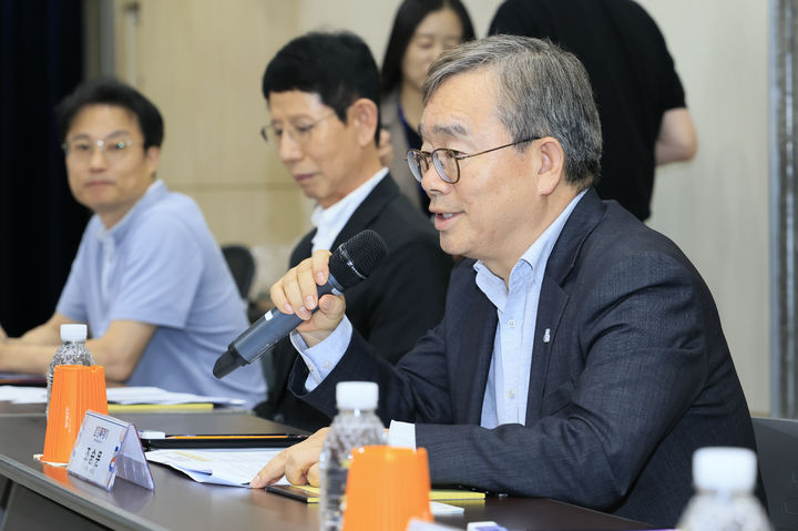 [화성=뉴시스]조승문 화성시 제2부시장이 20일 시청 대회의실에서 열린 근로복지연구원, 화성시연구원과의 '산업안전지수 개발 및 산업안전 현황 시각화 공동연구 업무협약'에서 모두발언을 하고 있다.(사진=화성시 제공)2025.08.21.photo@newsis.com *재판매 및 DB 금지