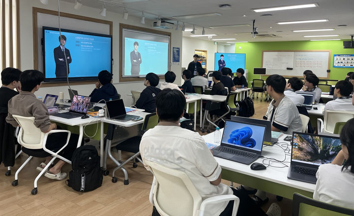 [서울=뉴시스] '고교학점제 지원 프로그램'을 수강하는 고등학생들. (사진=숭실대 제공) 2025.08.21. photo@newsis.com *재판매 및 DB 금지