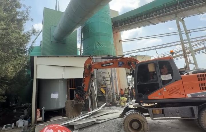 [순천=뉴시스] 21일 오후 전남 순천시 한 레미콘 회사 내 간이탱크에서 작업자 3명이 쓰러져있다는 신고가 접수돼 소방 당국이 구조를 위해 탱크 해체 작업을 하고 있다. (사진=순천소방 제공) 2025.08.21. photo@newsis.com *재판매 및 DB 금지