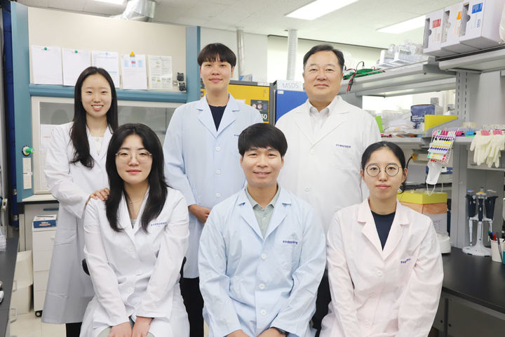 [대전=뉴시스] 혈액 속 엑소좀 마이크로RNA와 인공지능(AI)기술을 융합해 간암을 조기에 정확하게 진단하는 기술을 개발한 생명연구원 한태수(앞줄 가운데) 박사와 연구진. (사진=생명연구원 제공) 2025.08.21. photo@newsis.com *재판매 및 DB 금지