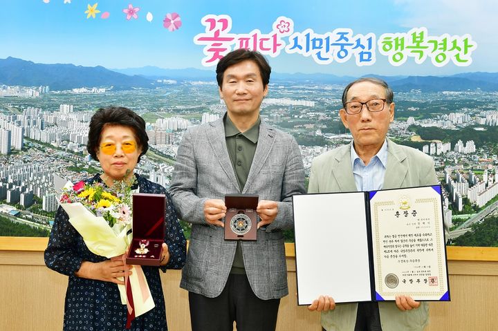 조현일 경산시장(중앙)은 21일 6·25전쟁에 참전해 공을 세운 고 장해익 상병의 유가족에게 국방부장관을 대신해 화랑무공훈장을 전수했다. (사진=경산시 제공) *재판매 및 DB 금지
