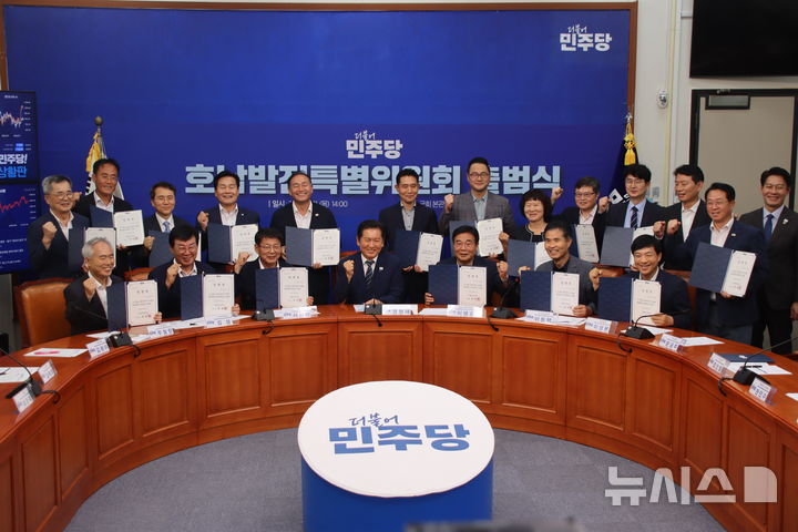 [전주=뉴시스] 더불어민주당은 21일 국회 본청 당대표실에서 '호남발전특별위원회' 출범식을 가졌다. 정청래 대표등이 기념촬영을 하고 있다. 2025.08.21 (사진= 더불어민주당 전북도당 제공) *재판매 및 DB 금지