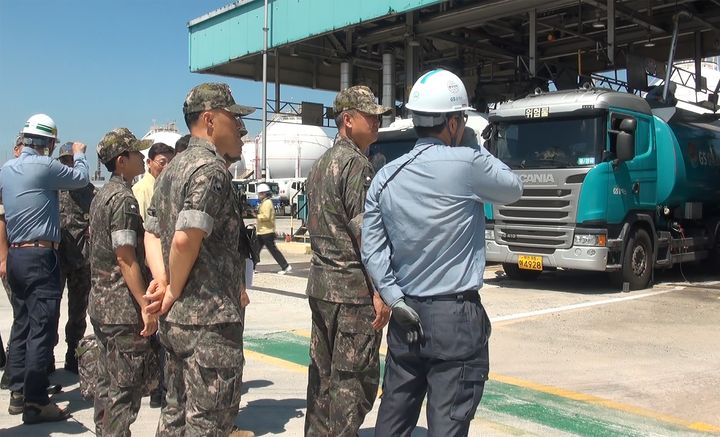 [여수=뉴시스] GS칼텍스 여수공장에서 21일 ‘2025 UFS 연습의 일환으로 민관군 합동 유류인수 및 분배훈련이 펼쳐지고 있다. (사진=GS칼텍스 제공) 2025.08.21. photo@newsis.com *재판매 및 DB 금지