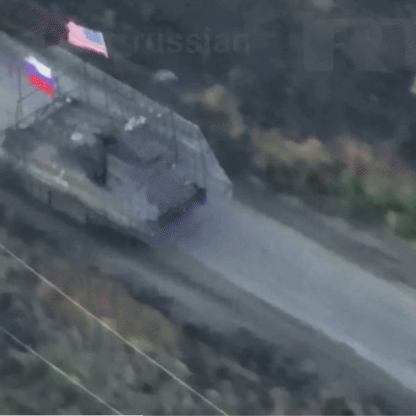 [뉴시스] 18일(현지시각) 러 관영 매체 러시아투데이(RT)는 텔레그렘 계정에 러시아군이 노획한 미국제 M113 장갑차가 미국 국기와 러시아 국기를 나란히 펄럭이며, 우크라이나 남동부 전선 인근을 이동하는 영상을 게재했다. (사진=텔레그램 제공 @rt_russ) *재판매 및 DB 금지