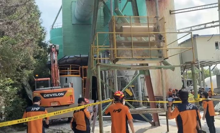 [순천=뉴시스] 지난 21일 오후 전남 순천시 한 레미콘 회사 내 간이탱크에서 작업자 3명이 쓰러져있다는 신고가 접수돼 소방 당국이 구조를 위해 탱크 해체 작업을 하고 있다. (사진=순천소방 제공) 2025.08.21. photo@newsis.com *재판매 및 DB 금지