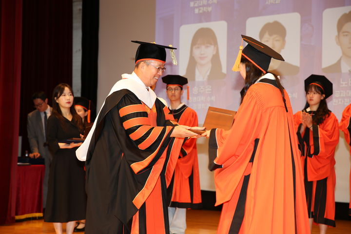 [서울=뉴시스] 동국대가 2025년 가을 학위수여식을 열었다. (사진=동국대 제공) 2025.08.21. photo@newsis.com *재판매 및 DB 금지