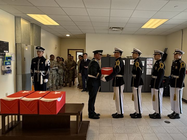 험프리스 미8군 영현소에서 국방부유해발굴감식단 영현소대장(상사 류수은·가운데)이 행사장으로 유해를 옮기기 위해 튀르키예 군 유해가 담긴 관을 영현행사병에게 건내고 있다. (사진=국유단 제공) 2025.08.21. *재판매 및 DB 금지