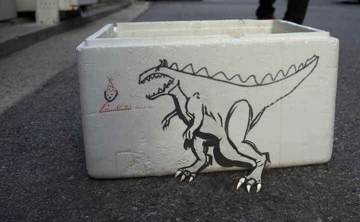 강홍구_공룡, 2024, 사진에 AI 합성, 디지털 피그먼트 프린트, 27×44cm. *재판매 및 DB 금지