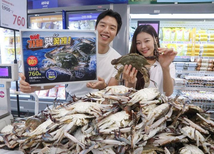 [서울=뉴시스] 8월 21일 목요일 오전 이마트 수원점에서 모델들이 가을 햇 꽃게를 소개하고 있다. 이마트는 8월 22일(금)부터 24일(일)까지 3일간 ‘가을 햇 꽃게’ 100g을 신세계포인트 적립시 760원에 판매한다. 100g 당 760원이란 가격은 2015년 이후 가장 낮은 ‘10년간 최저가격’이다. (사진=이마트 제공) *재판매 및 DB 금지