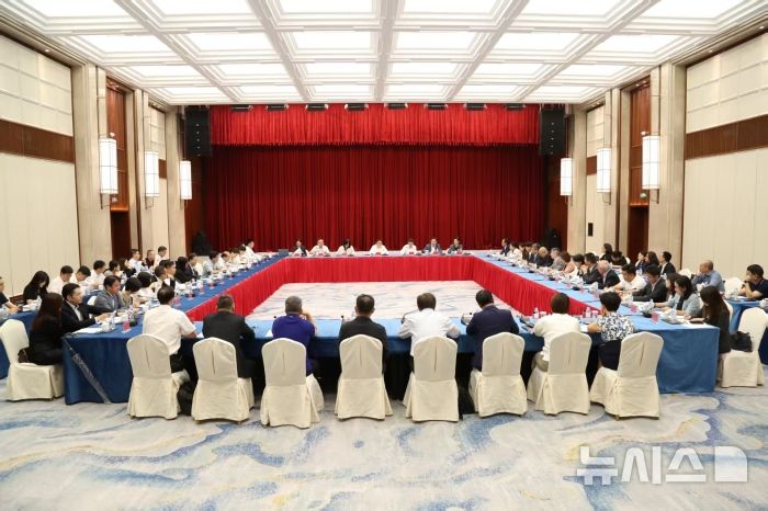 [베이징=뉴시스] 링지 상무부 부부장(차관) 겸 국제무역협상 부대표는 지난 19일 광둥성 광저우에서 주강 삼각주 지역의 외국계 투자 기업들과 함께 원탁회의를 주재했다고 21일 중국 상무부가 밝혔다.(사진=중국 상무부 홈페이지 갈무리) 2025.08.21 photo@newsis.com