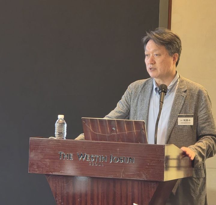 [서울=뉴시스] 고려대학교 법학전문대학원 박종수 교수가 21일 웨스틴조선호텔에서 개최된 (사)한국데이터법정책학회 세미나에서 '해킹 및 개인정보 유출의 법적 이슈와 과제'를 주제로 발표하고 있다. (사진=한국데이터법정책학회 제공) *재판매 및 DB 금지