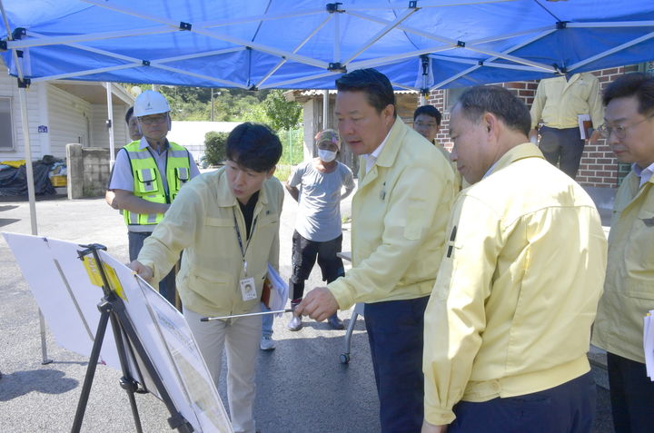 [순창=뉴시스] 최영일 순창군수가 관내 주요사업장 현장을 방문해 산업재해 위험성을 살피고 있다. *재판매 및 DB 금지