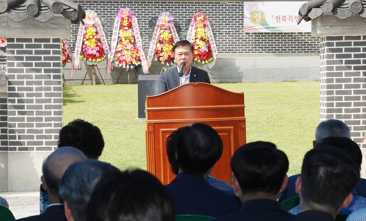 [정읍=뉴시스] 21일 정읍시 덕천면 '증산 강일순 선생 탄생지'에서 열린 '전북자치도 종교문화유산 제1호 동판 제막식', 이학수 정읍시장이 강일순 선생 탄생지가 갖는 문화유산의 가치를 설명하고 있다. *재판매 및 DB 금지