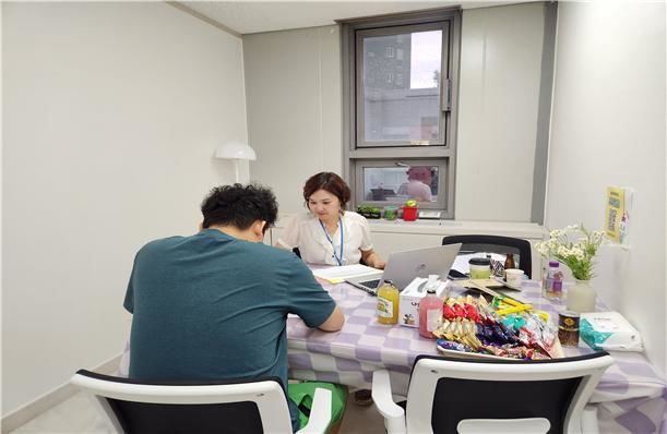 [서울=뉴시스] 권신혁 기자 = 지난달 17일 충청북도 청주시 소재의 충북청년미래센터에서 한국고용정보원 상담사가 고립·은둔 청년을 대상으로 ‘찾아가는 상담 서비스’를 제공하고 있다. (사진 = 고용정보원 제공) 2025.08.22. innovation@newsis.com *재판매 및 DB 금지