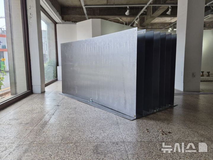 [포항=뉴시스] 송종욱 기자 = 포항문화재단은 오는 22일부터 9월17일까지 스페이스 298에서 '2025 기술의 미학 '컨트(CONT). 롤링(ROLLING) 특별전을 개최한다. 사진은 대한민국 명장 권영국과 데이터 기반 미디어 아티스트 김희은이 협업한 작품 '손끝의 알고리즘’ 모습. (사진=포항시 제공) 2025.08.21. photo@newsis.com