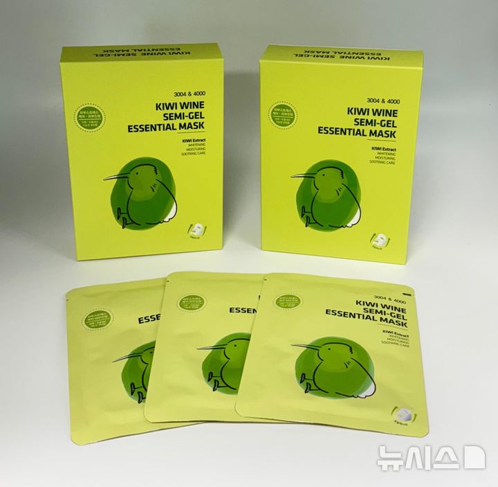 [진주=뉴시스]영농조합법인 오름주가에서 경상남도농업기술원의 '키위 주박(酒粕) 추출물의 항산화 및 미백 활성 기술'을 활용해 개발한 '키위 주박 미백 마스크팩'.(사진=경남도농업기술원 제공) 2025.08.21. photo@newsis.com