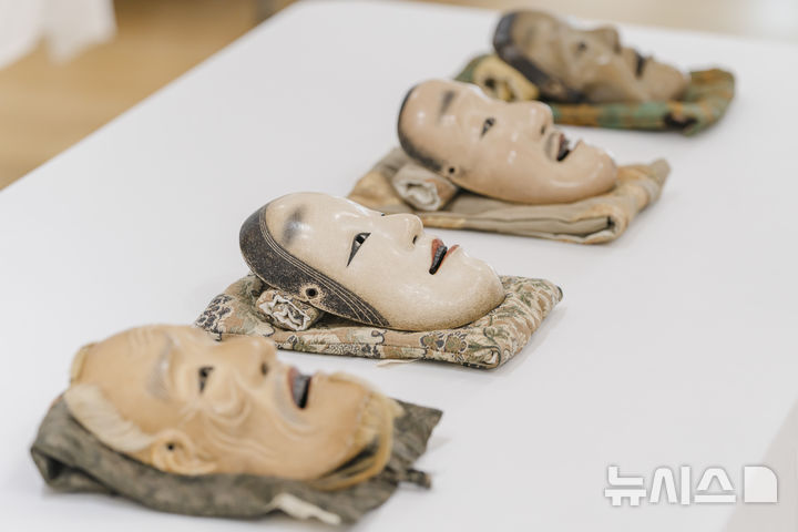 [서울=뉴시스]21일 서울 중구 국립극장 해오름극장에서 열린 '창극 중심 세계 음악극 축제' 기자간담회에서 공개된 노가쿠 가면. (사진=국립극장 제공) 