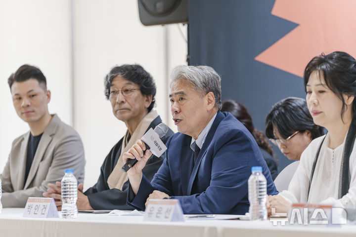 [서울=뉴시스]21일 서울 중구 국립극장 해오름극장에서 '창극 중심 세계 음악극 축제' 기자간담회가 열렸다. 박인건 국립극장장이 발언하고 있다. (사진=국립극장 제공) 