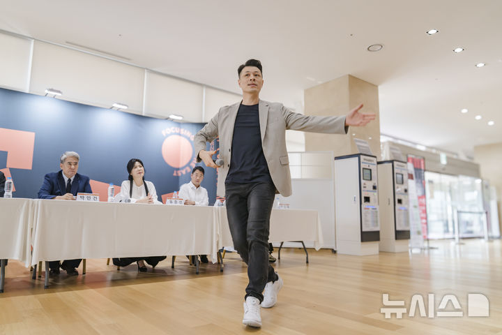 [서울=뉴시스]21일 서울 중구 국립극장 해오름극장에서 '창극 중심 세계 음악극 축제' 기자간담회가 열렸다. 광둥 오페라 배우 람 틴우가 시연하고 있다. (사진=국립극장 제공)