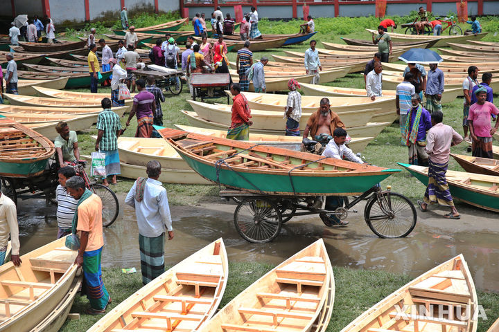 [마니가니=신화/뉴시스] 8월 20일 방글라데시 마니가니의 전통 수제 목선 시장 방문객들이 소형 목선들을 둘러보고 있다.&nbsp; 방글라데시와 파키스탄은 24일 양국간 협력 증진과 문화교류 등 여러 건의 협정과 양해각서를 체결했다고 두 나라의 외무부가 24일 공식 발표했다. 2025.08.25.