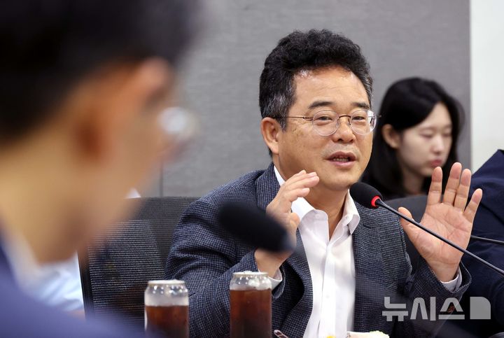 [서울=뉴시스] 조성봉 기자 = 민병덕 더불어민주당 의원이 21일 오전 서울 여의도 국회 의원회관 간담회의실에서 열린 '민생경제와 혁신성장 포럼, 디지털자산과 스테이블코인 정책 어떻게 추진해야 하나?' 세미나에서 발언을 하고 있다. 2025.08.21. suncho21@newsis.com