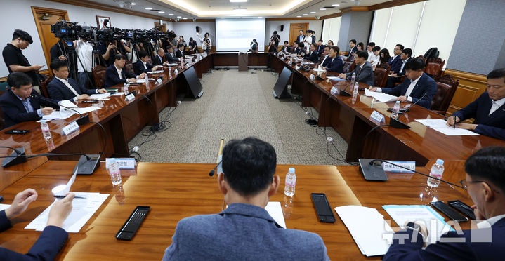 [서울=뉴시스] 홍효식 기자 = 권대영 금융위원회 부위원장이 21일 오전 서울 중구 은행연합회에서 열린 석유화학 경쟁력 제고를 위한 금융권 간담회에서 발언하고 있다. 2025.08.21. yesphoto@newsis.com