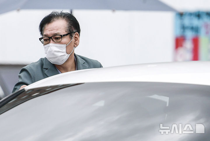 [서울=뉴시스] 정병혁 기자 =건진법사 전성배씨가 지난달 21일 서울 종로구 KT광화문빌딩 웨스트에 마련된 김건희 특검 사무실에 출석하고 있다. 건진법사 전성배씨가 21일 예정된 구속 전 피의자 심문(영장실질심사)에 출석하지 않겠다고 밝혔다. 2025.08.21. jhope@newsis.com