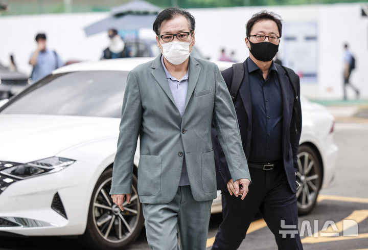 [서울=뉴시스] 정병혁 기자 =건진법사 전성배씨가 지난 21일 서울 종로구 KT광화문빌딩 웨스트에 마련된 김건희 특검 사무실에 출석하고 있다. 2025.08.30. jhope@newsis.com