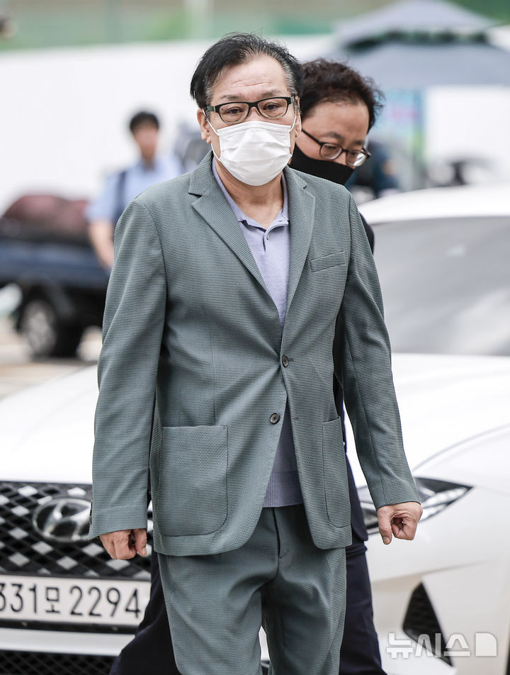 [서울=뉴시스] 정병혁 기자 =건진법사 전성배씨가 21일 서울 종로구 KT광화문빌딩 웨스트에 마련된 김건희 특검 사무실에 출석하고 있다. 건진법사 전성배씨가 21일 예정된 구속 전 피의자 심문(영장실질심사)에 출석하지 않겠다고 밝혔다. 2025.08.21. jhope@newsis.com