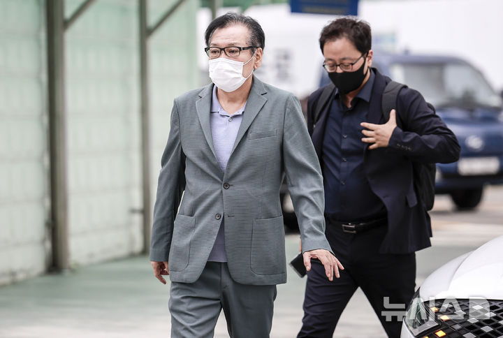 [서울=뉴시스] 사진은 건진법사 전성배씨가 지난 8월 21일 서울 종로구 KT광화문빌딩 웨스트에 마련된 김건희 특검 사무실에 출석하고 있는 모습. (사진=뉴시스DB) photo@newsis.com