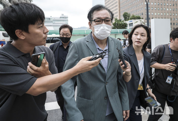 [서울=뉴시스] 정병혁 기자 =건진법사 전성배씨가 21일 서울 종로구 KT광화문빌딩 웨스트에 마련된 김건희 특검 사무실에 출석하고 있다. 건진법사 전성배씨가 21일 예정된 구속 전 피의자 심문(영장실질심사)에 출석하지 않겠다고 밝혔다. 2025.08.21. jhope@newsis.com