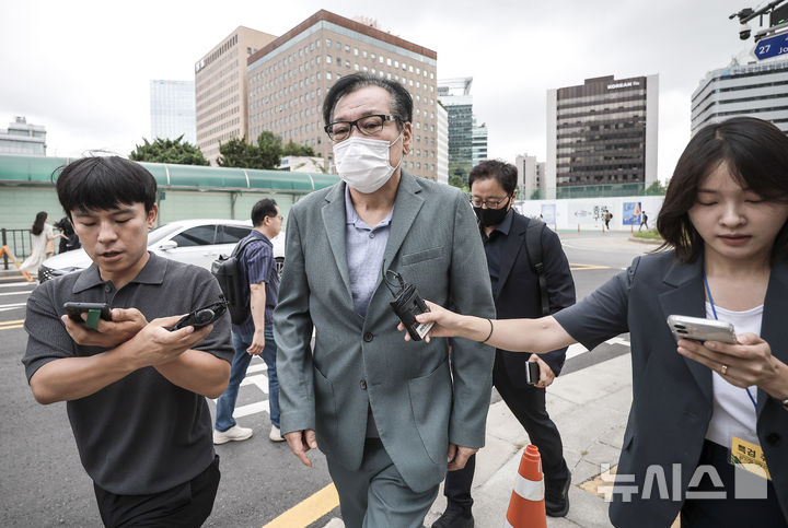 [서울=뉴시스] 정병혁 기자 =건진법사 전성배씨가 지난 8월 21일 서울 종로구 KT광화문빌딩 웨스트에 마련된 김건희 특검 사무실에 출석하고 있다. 건진법사 전성배씨가 21일 예정된 구속 전 피의자 심문(영장실질심사)에 출석하지 않겠다고 밝혔다. 2025.08.21. jhope@newsis.com