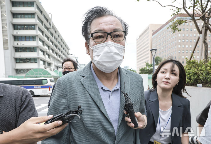 [서울=뉴시스] 정병혁 기자 =건진법사 전성배씨가 지난 21일 서울 종로구 KT광화문빌딩 웨스트에 마련된 김건희 특검 사무실에 출석하고 있다. 2025.08.27. jhope@newsis.com