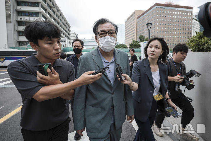 [서울=뉴시스] 정병혁 기자 =건진법사 전성배씨가 21일 서울 종로구 KT광화문빌딩 웨스트에 마련된 김건희 특검 사무실에 출석하고 있다. 건진법사 전성배씨가 21일 예정된 구속 전 피의자 심문(영장실질심사)에 출석하지 않겠다고 밝혔다. 2025.08.21. jhope@newsis.com