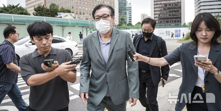 [서울=뉴시스] 정병혁 기자 =건진법사 전성배씨가 21일 서울 종로구 KT광화문빌딩 웨스트에 마련된 김건희 특검 사무실에 출석하고 있다. 건진법사 전성배씨가 21일 예정된 구속 전 피의자 심문(영장실질심사)에 출석하지 않겠다고 밝혔다. 2025.08.21. jhope@newsis.com