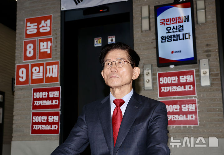 [서울=뉴시스] 김명년 기자 = 김문수 국민의힘 당대표 후보가 21일 서울 여의도 중앙당사 1층 로비에서 김건희 특검의 당사 압수수색 저지를 위한 무기한 농성을 이어가고 있다. 2025.08.21. kmn@newsis.com
