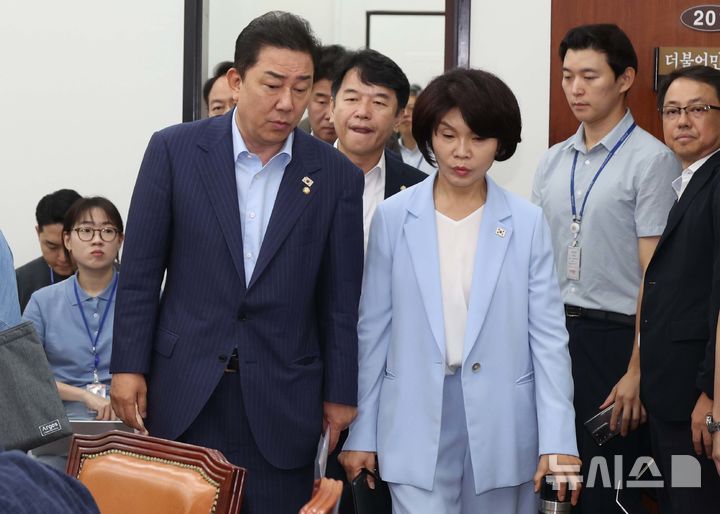 [서울=뉴시스] 조성봉 기자 = 김병기 더불어민주당 원내대표와 한정애 정책위의장이 21일 오전 서울 여의도 국회에서 열린 정책조정회의에 참석하고 있다. 2025.08.21. suncho21@newsis.com