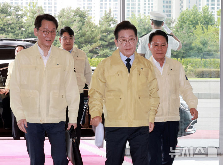 [서울=뉴시스] 고범준 기자 = 이재명 대통령이 을지훈련 기간인 21일 민방위복을 착용한 채 서울 용산 대통령실 청사로 출근하고 있다. 2025.08.21. bjko@newsis.com