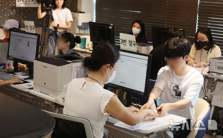 [서울=뉴시스] 사진공동취재단 = 2026학년도 대학수학능력시험(수능) 응시원서 접수가 시작된 21일 서울 강서양천 교육지원청에서 수험생들이 접수를 하고 있다. 2025.08.21. photo@newsis.com