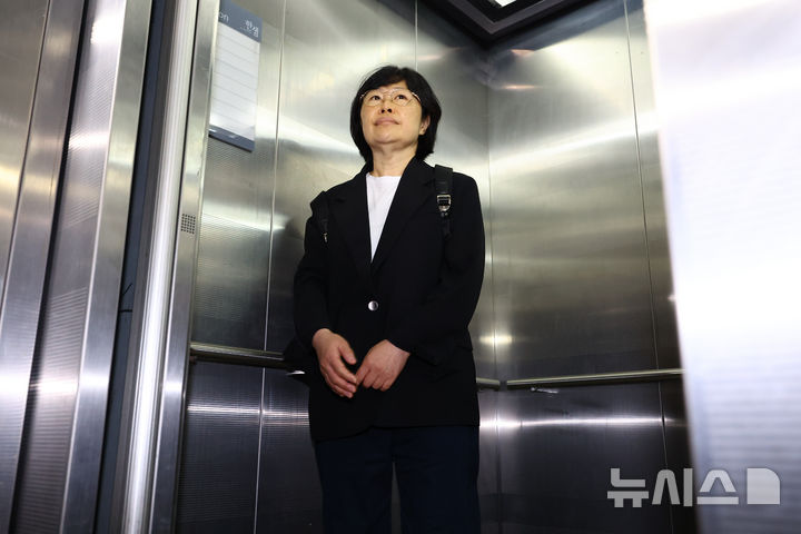 [서울=뉴시스] 황준선 기자 = 유재은 전 국방부 법무관리관이 21일 오전 서울 서초구 순직해병 특검팀(이명현 특별검사) 사무실에 열린 3차 소환 조사에 출석하고 있다. 2025.08.21. hwang@newsis.com