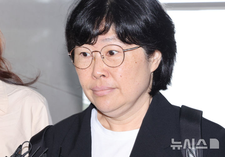 [서울=뉴시스] 황준선 기자 = 유재은 전 국방부 법무관리관이 21일 오전 서울 서초구 순직해병 특검팀(이명현 특별검사) 사무실에 열린 3차 소환 조사에 출석하고 있다. 2025.08.21. hwang@newsis.com