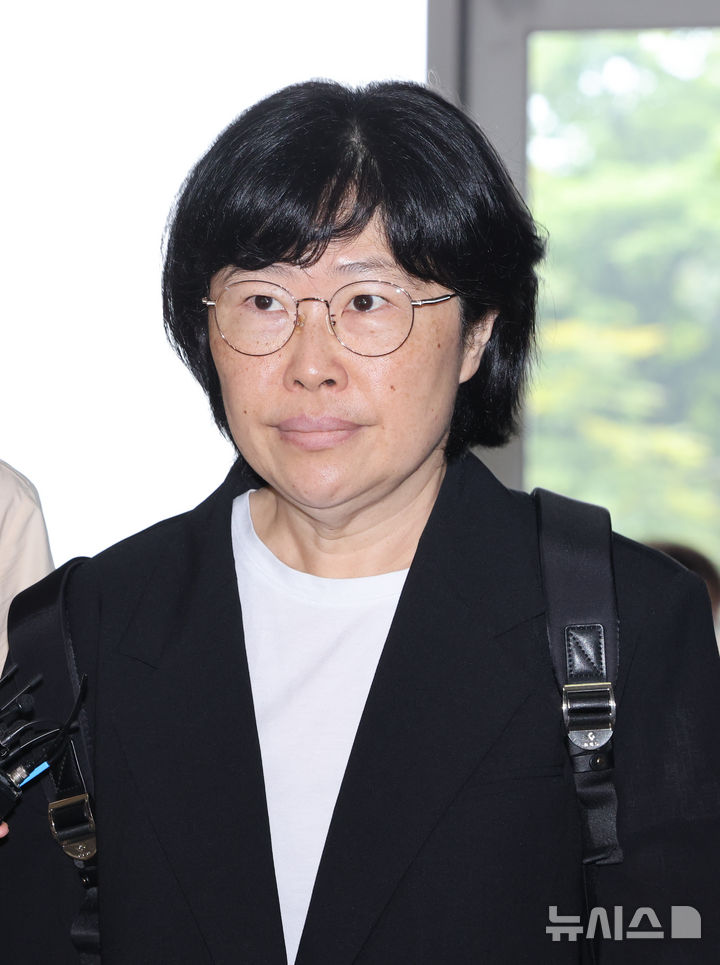 [서울=뉴시스] 황준선 기자 = 유재은 전 국방부 법무관리관이 21일 오전 서울 서초구 순직해병 특검팀(이명현 특별검사) 사무실에 열린 3차 소환 조사에 출석하고 있다. 2025.08.21. hwang@newsis.com