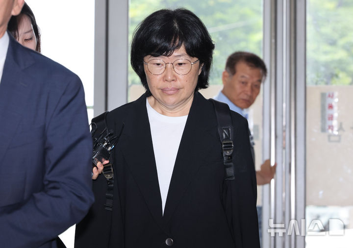 [서울=뉴시스] 황준선 기자 = 유재은 전 국방부 법무관리관이 21일 오전 서울 서초구 순직해병 특검팀(이명현 특별검사) 사무실에 열린 3차 소환 조사에 출석하고 있다. 2025.08.21. hwang@newsis.com