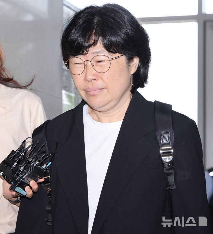 [서울=뉴시스] 황준선 기자 = 유재은 전 국방부 법무관리관이 21일 오전 서울 서초구 순직해병 특검팀(이명현 특별검사) 사무실에 열린 3차 소환 조사에 출석하고 있다. 2025.08.21. hwang@newsis.com