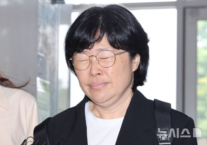 [서울=뉴시스] 황준선 기자 = 유재은 전 국방부 법무관리관이 21일 오전 서울 서초구 순직해병 특검팀(이명현 특별검사) 사무실에 열린 3차 소환 조사에 출석하고 있다. 2025.08.21. hwang@newsis.com