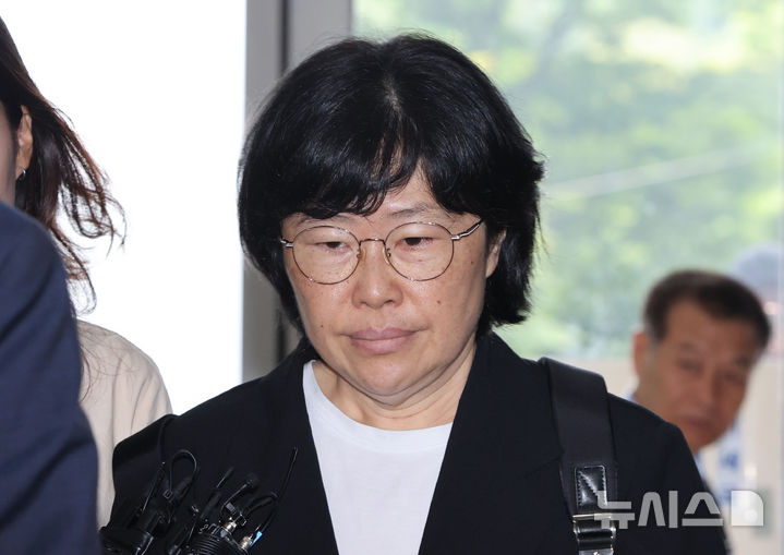 [서울=뉴시스] 황준선 기자 = 유재은 전 국방부 법무관리관이 21일 오전 서울 서초구 순직해병 특검팀(이명현 특별검사) 사무실에 열린 3차 소환 조사에 출석하고 있다. 2025.08.21. hwang@newsis.com