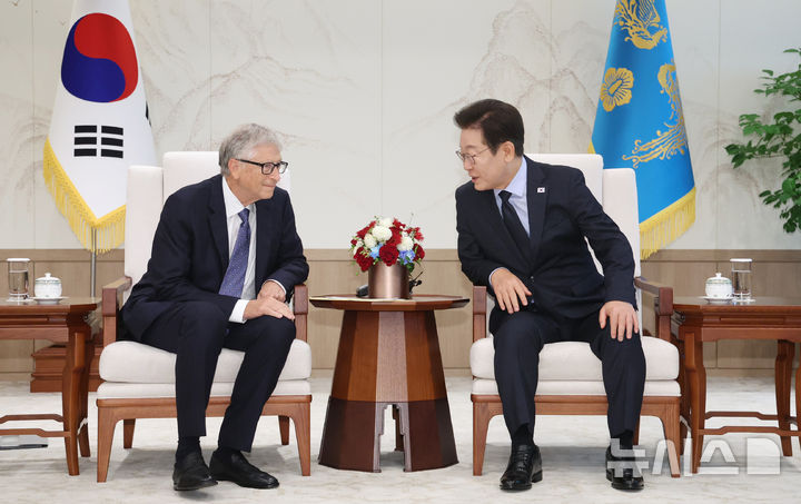 [서울=뉴시스] 최동준 기자 = 이재명 대통령이 21일 용산 대통령실에서 빌 게이츠 게이츠재단 이사장을 접견하고 있다. (대통령실통신사진기자단) 2025.08.21. photocdj@newsis.com