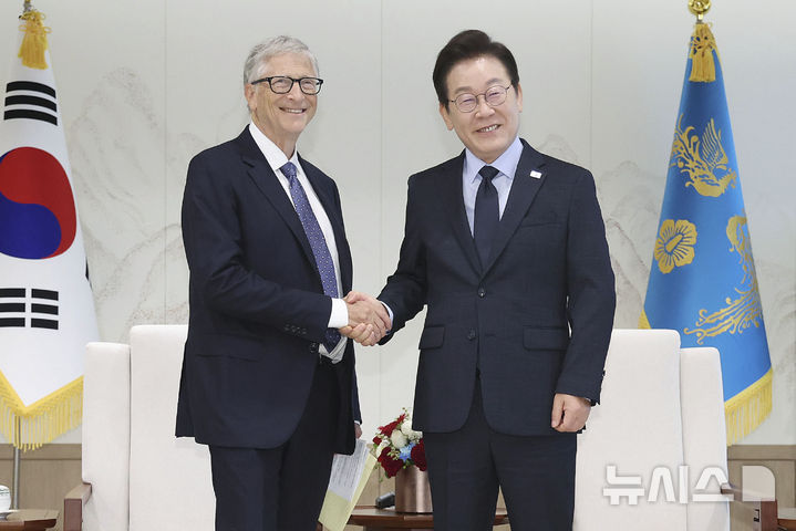[서울=뉴시스] 최동준 기자 = 이재명 대통령이 21일 용산 대통령실에서 빌 게이츠 게이츠재단 이사장을 접견하고 있다. (대통령실통신사진기자단) 2025.08.21. photocdj@newsis.com