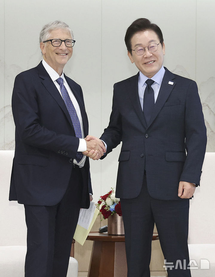 [서울=뉴시스] 최동준 기자 = 이재명 대통령이 21일 용산 대통령실에서 빌 게이츠 게이츠재단 이사장을 접견하고 있다. (대통령실통신사진기자단) 2025.08.21. photocdj@newsis.com