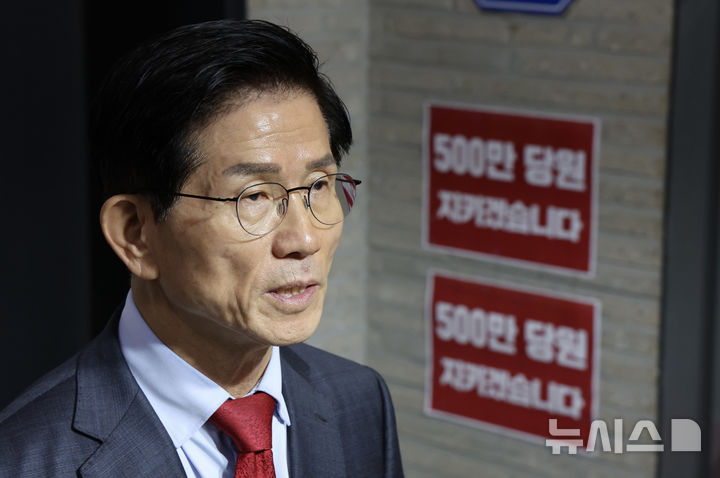 [서울=뉴시스] 김명년 기자 = 김문수 국민의힘 당대표 후보가 지난 21일 서울 여의도 중앙당사 1층 로비에서 '특검 불법부당 당원명부 탈취 저지 국민보고' 기자회견을 열고 발언하고 있다. 2025.08.21. kmn@newsis.com